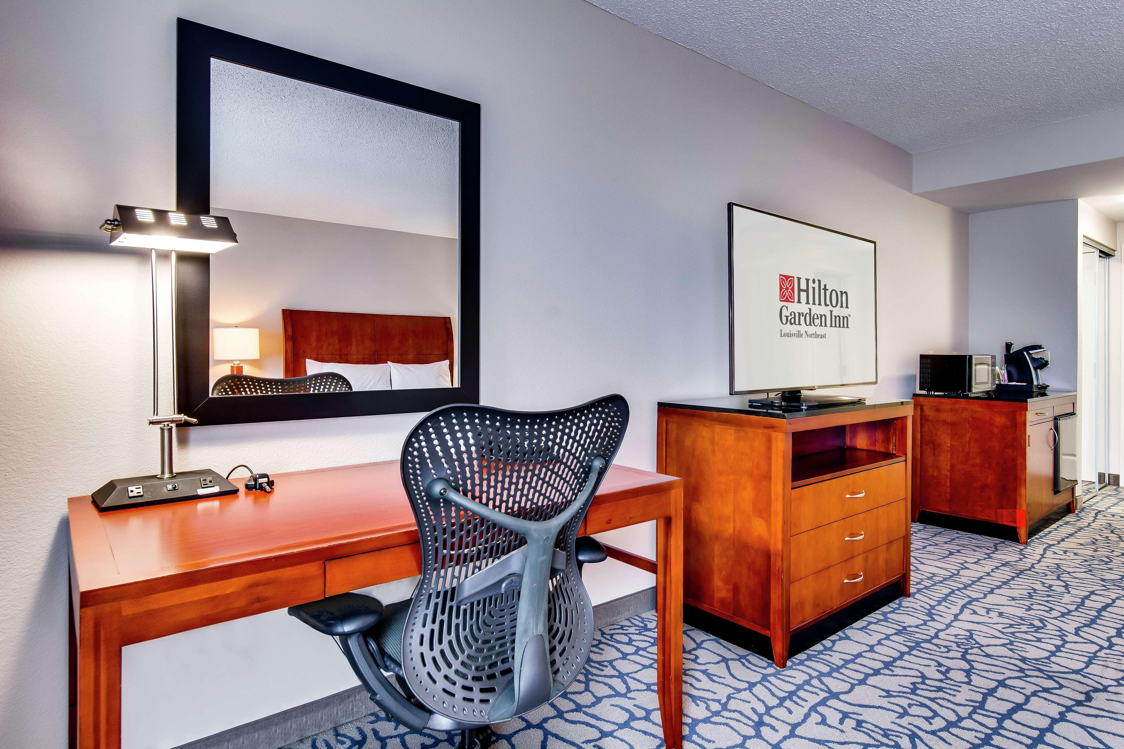 Hilton Garden Inn Louisville-Northeast מראה חיצוני תמונה